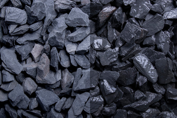 Canadian Slate schwarz 10-20 mm – Nahaufnahme trocken (links) und nass (rechts) im Vergleich