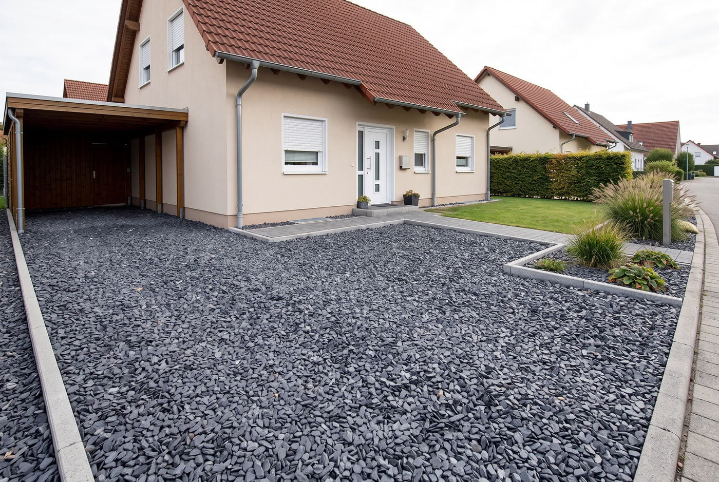 Canadian Slate schwarz, 10-20 mm – Anwendungsbeispiel: als Einfahrt und Weg am Haus