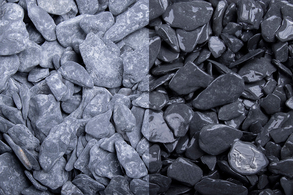Canadian Slate schwarz getrommelt 15-30 mm – Nahaufnahme trocken (links) und nass (rechts) im Vergleich