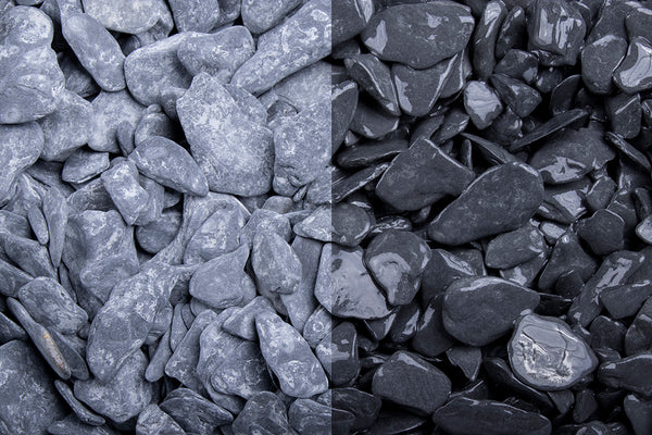 Canadian Slate schwarz getrommelt 15-30 mm – Nahaufnahme trocken (links) und nass (rechts) im Vergleich