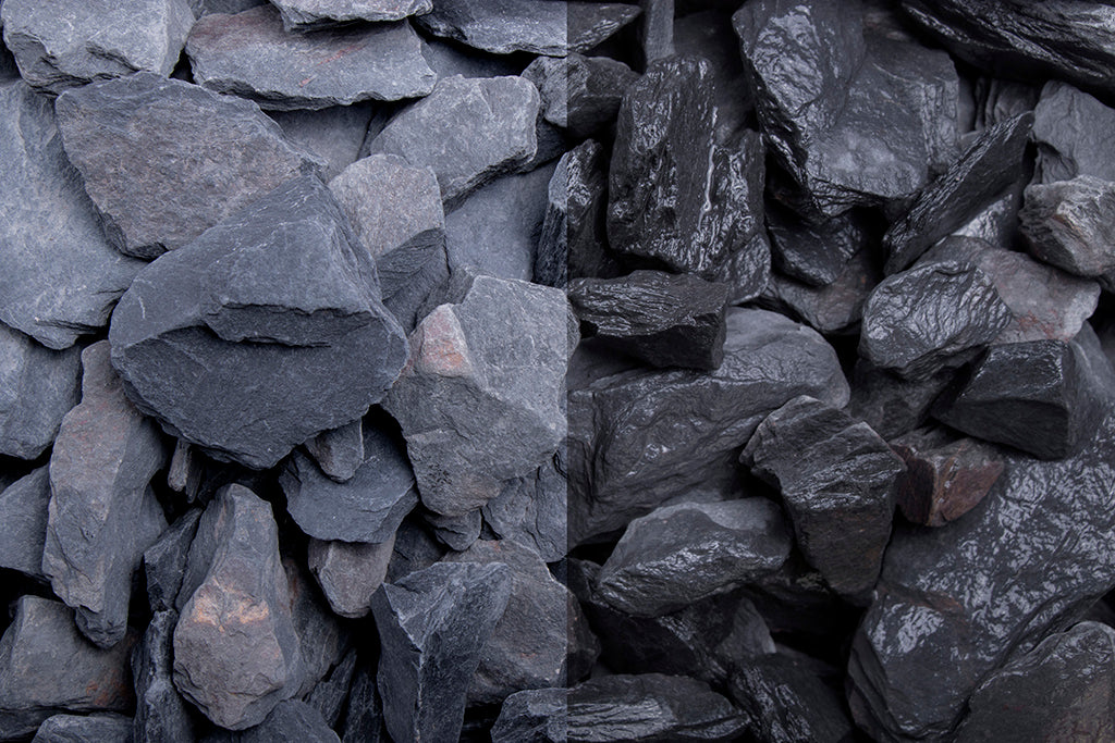 Canadian Slate schwarz 30-60 mm – Nahaufnahme trocken (links) und nass (rechts) im Vergleich