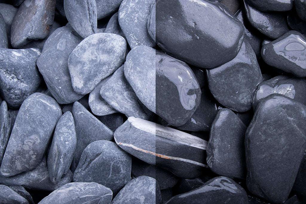 Canadian Slate Schwarz getrommelt 30-60 mm – Nahaufnahme trocken (links) und nass (rechts) im Vergleich