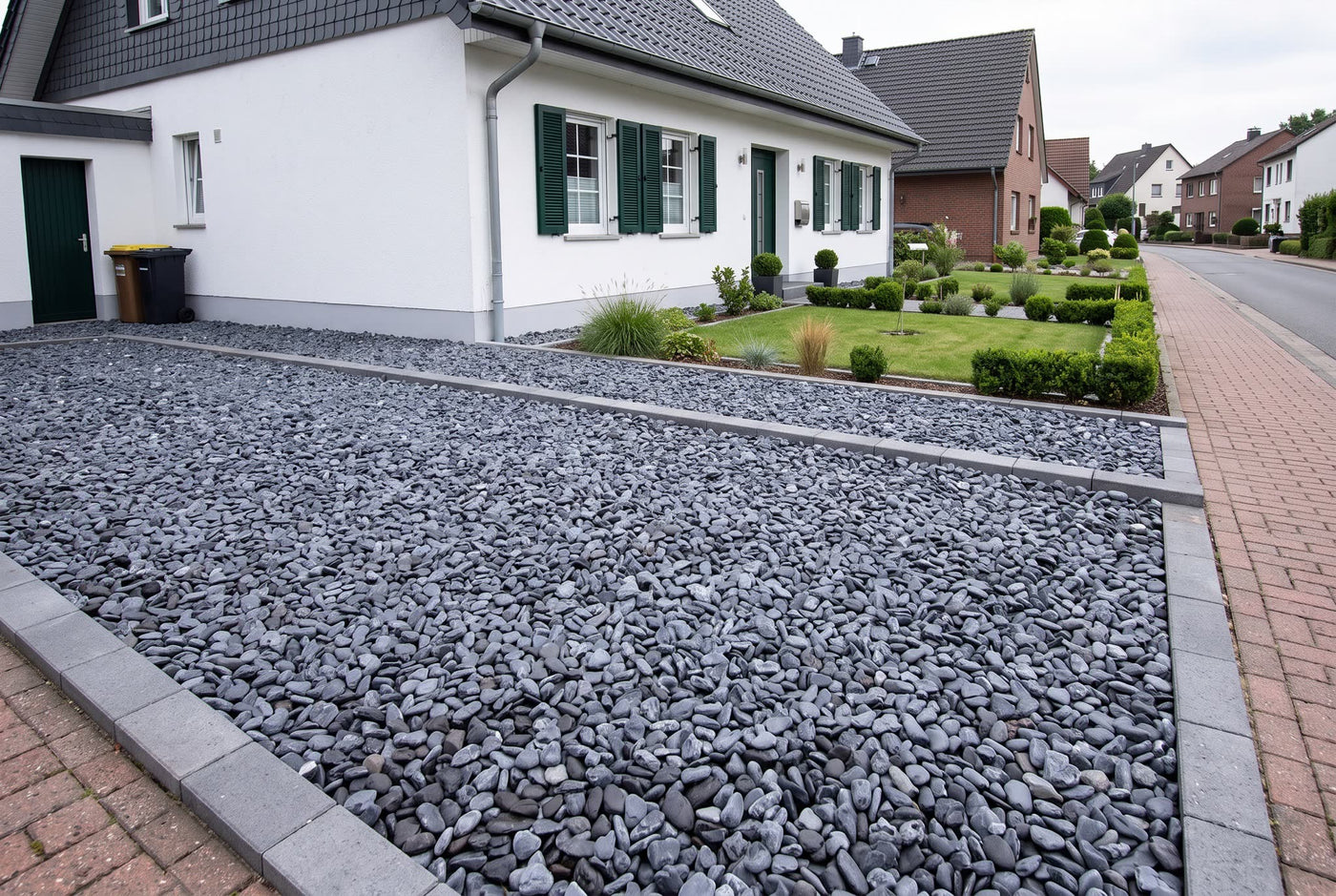 Canadian Slate Schwarz getrommelt, 30-60 mm – Anwendungsbeispiel: als Einfahrt und Weg am Haus
