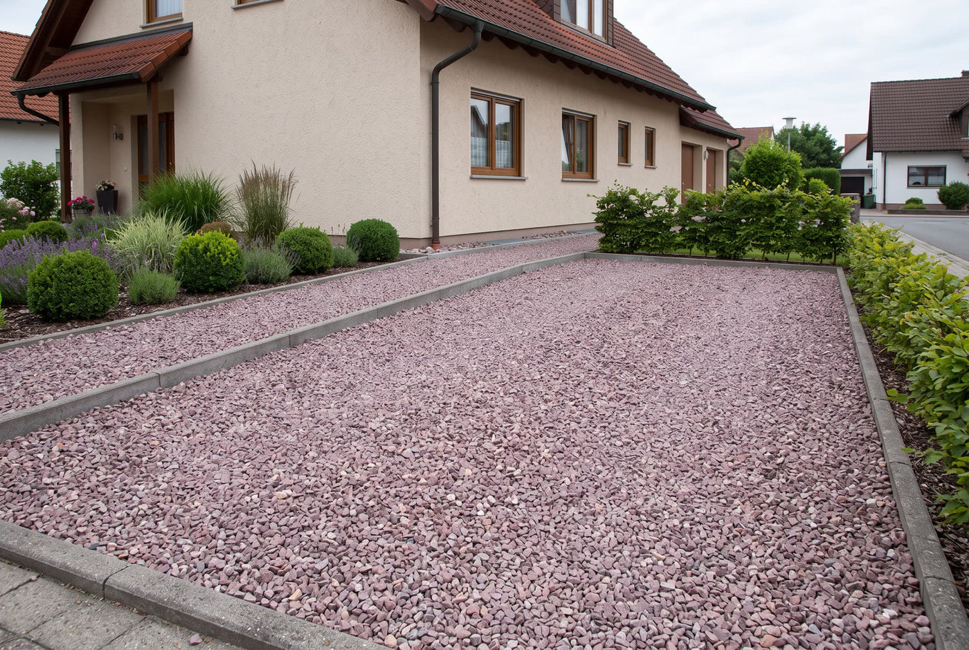 Classic Splitt, 8-12 mm – Anwendungsbeispiel: als Einfahrt und Weg am Haus