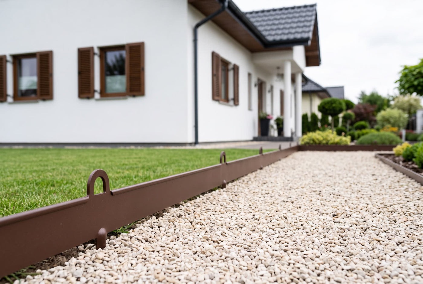 Ever Edge braun 1,60 mm 7,50 cm x 100,00 cm – Anwendungsbeispiel: als Einfahrt und Weg am Haus