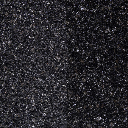 Glanzsplitt schwarz 1-3 mm – Nahaufnahme trocken (links) und nass (rechts) im Vergleich
