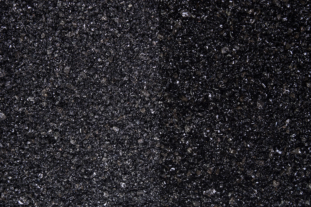 Glanzsplitt schwarz 1-3 mm – Nahaufnahme trocken (links) und nass (rechts) im Vergleich