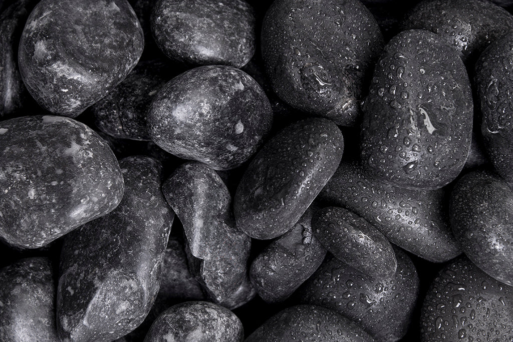Glanzkies schwarz 35-60 mm – Nahaufnahme trocken (links) und nass (rechts) im Vergleich