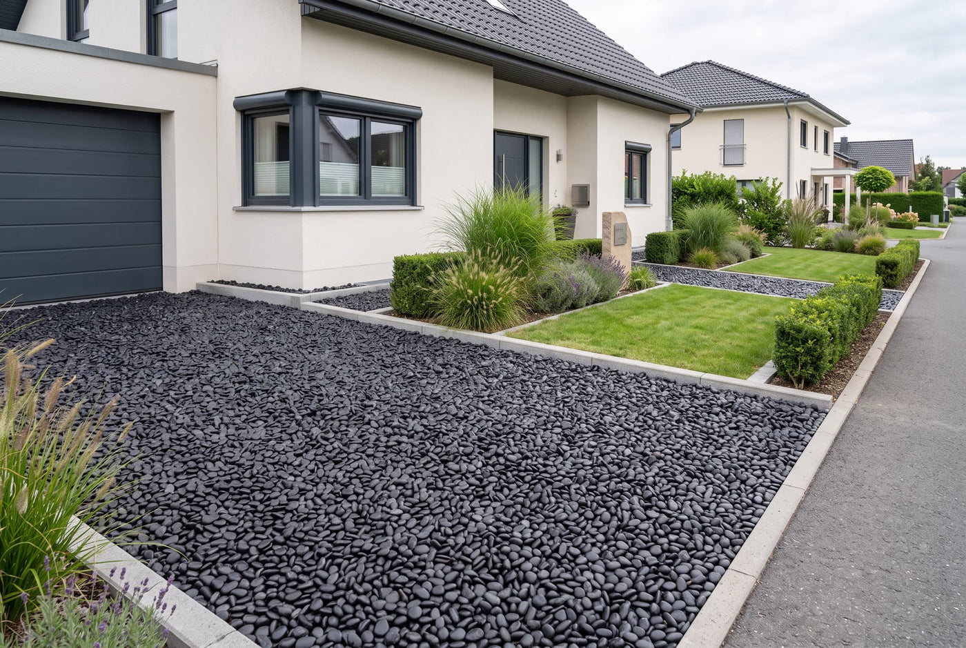 Glanzkies schwarz, 35-60 mm – Anwendungsbeispiel: als Einfahrt und Weg am Haus