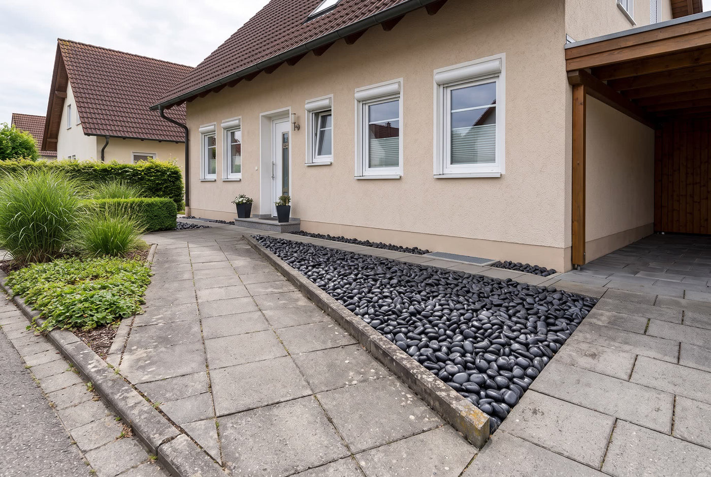 Glanzkies Tiger Eye, 10-35 mm – Anwendungsbeispiel: als Einfahrt und Weg am Haus