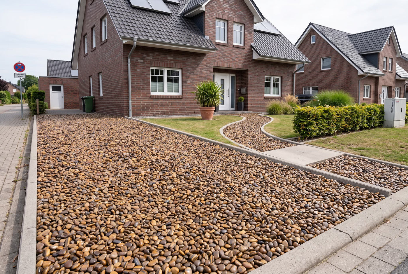 Glanzkies Tiger Eye, 35-60 mm – Anwendungsbeispiel: als Einfahrt und Weg am Haus