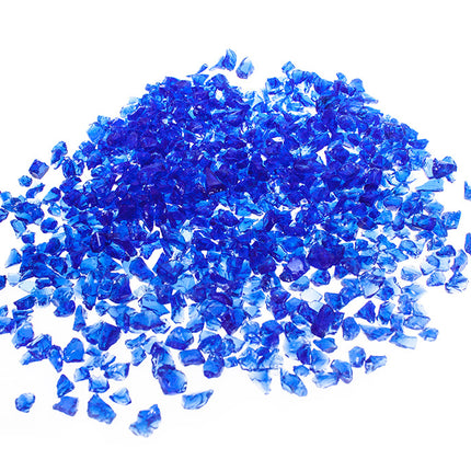 Glassplitt Blue Violet 5-10 mm – Nahaufnahme trocken (links) und nass (rechts) im Vergleich