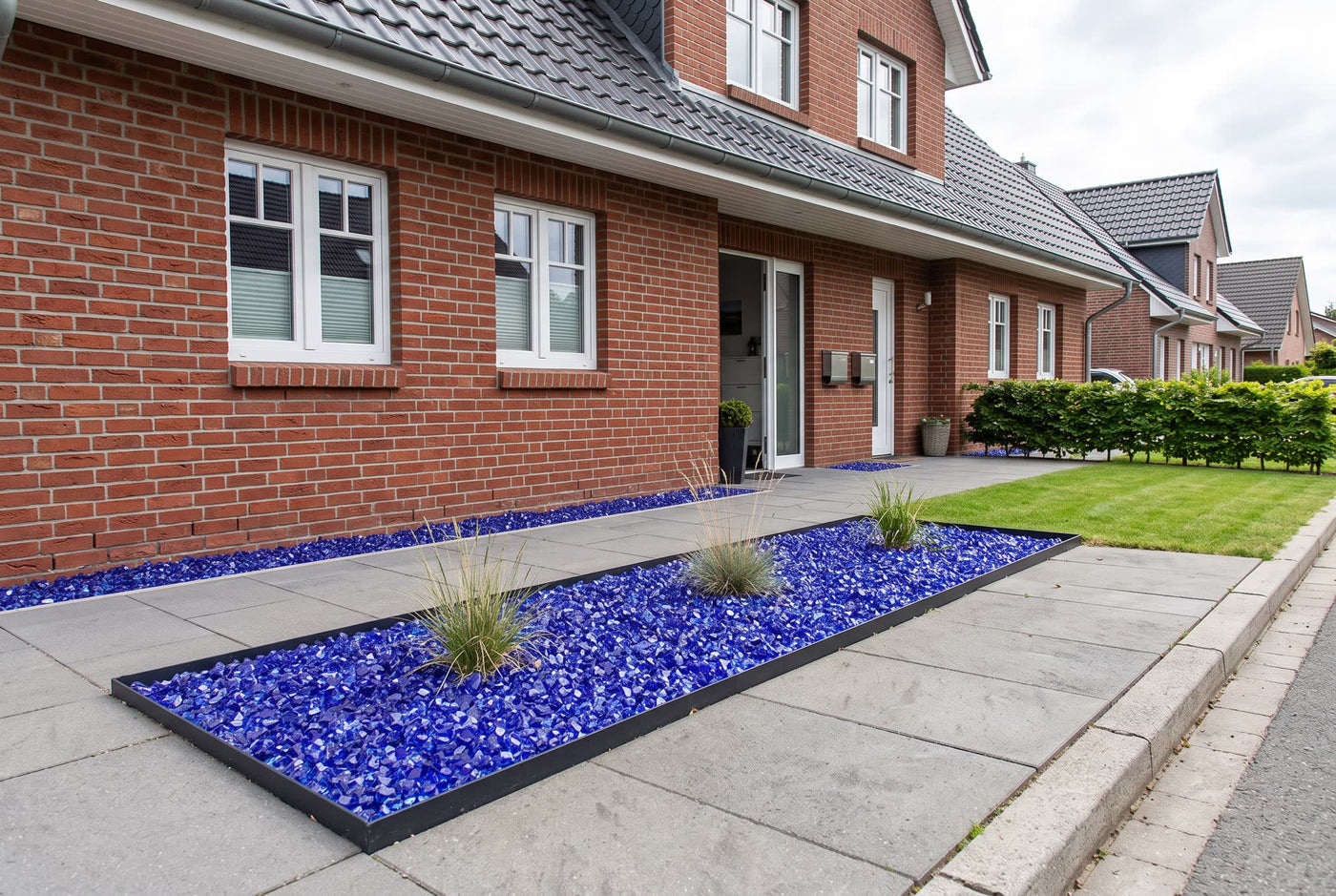 Glassplitt Blue Violet, 5-10 mm – Anwendungsbeispiel: im Zierkiesbeet am Haus
