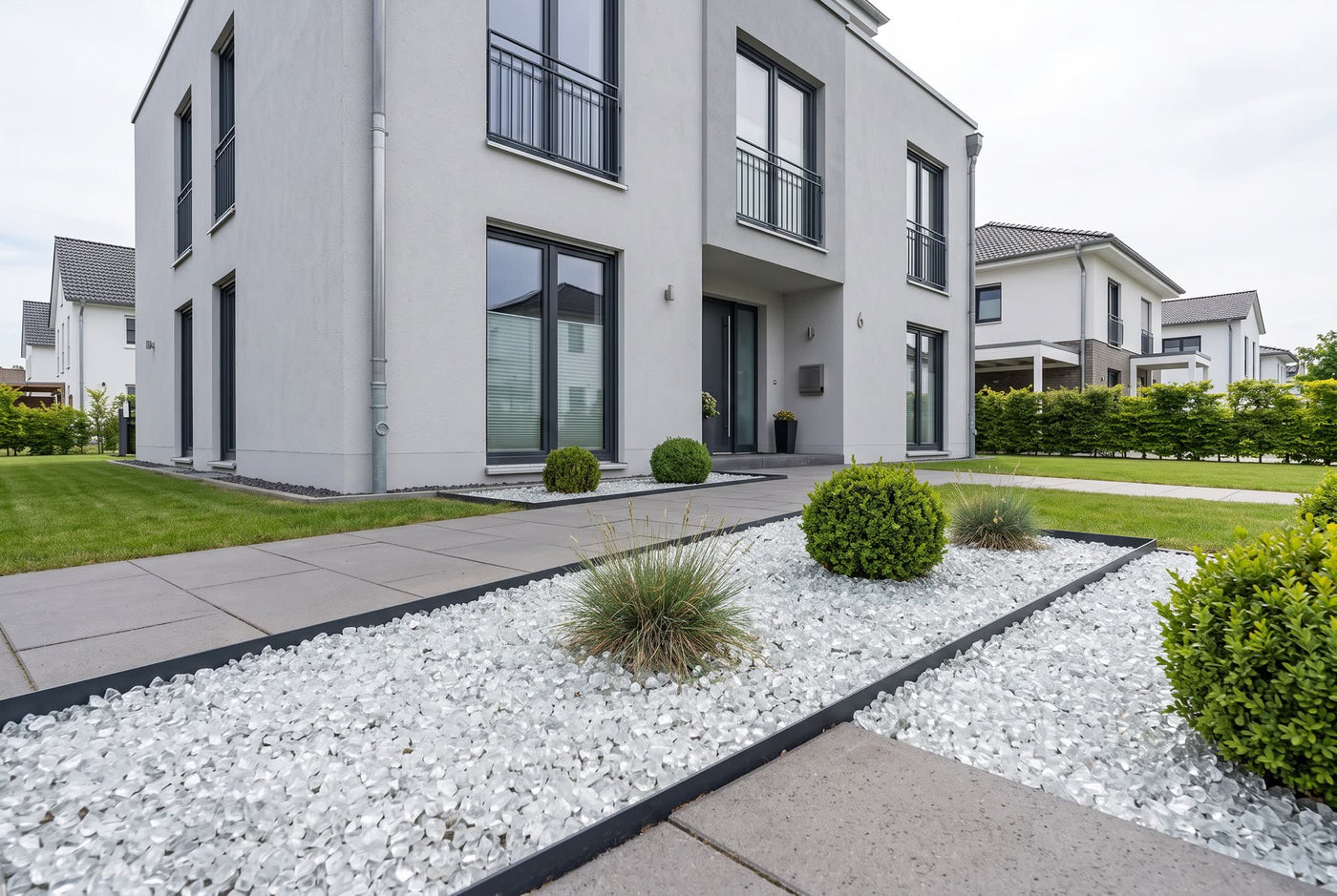 Glassplitt Clear, 5-10 mm – Anwendungsbeispiel: im Zierkiesbeet am Haus