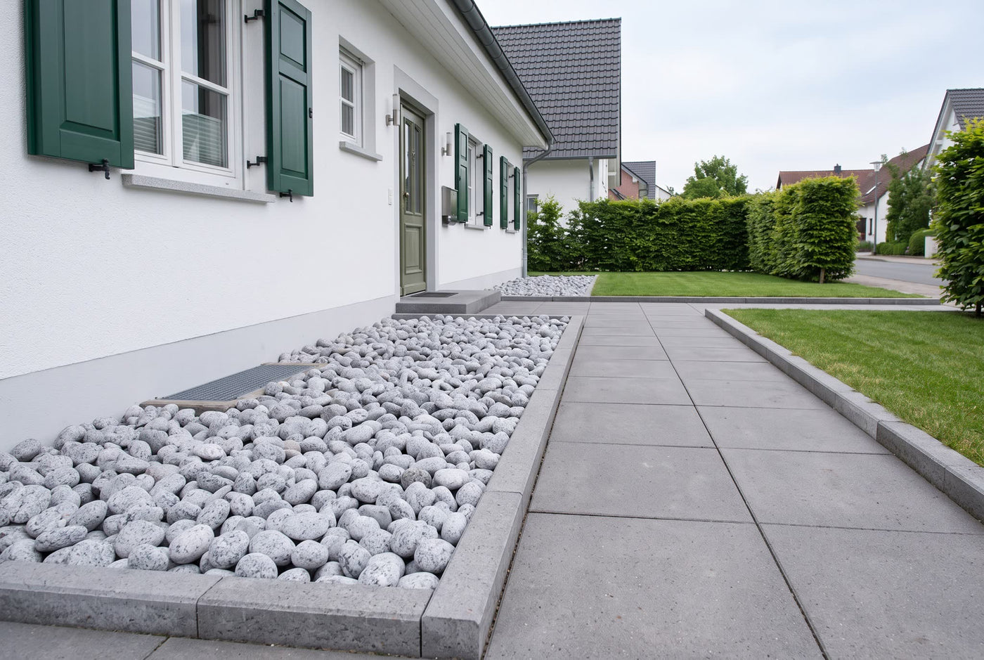 Gletscherkies Granit, 25-50 mm – Anwendungsbeispiel: als Einfahrt und Weg am Haus