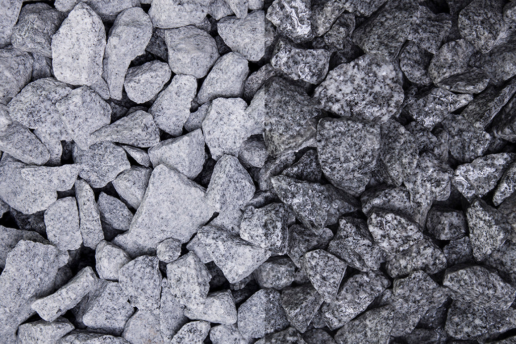 Granit Grau 16-22 mm – Nahaufnahme trocken (links) und nass (rechts) im Vergleich