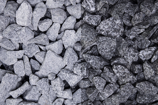 Granit Grau 16-22 mm – Nahaufnahme trocken (links) und nass (rechts) im Vergleich