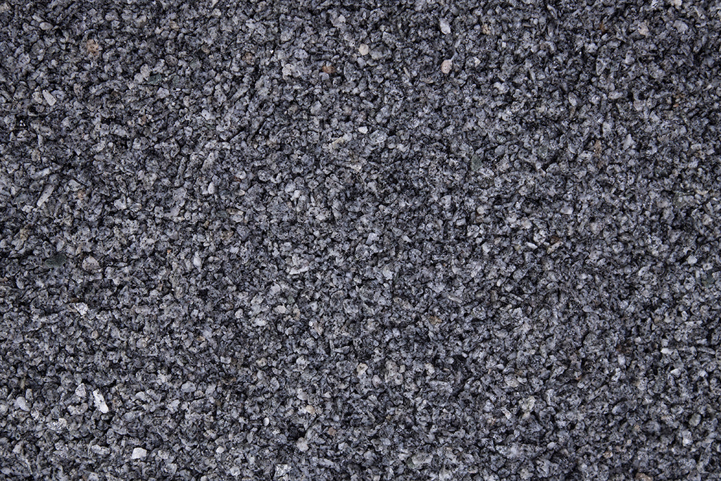 Granit Grau 1-3 mm – Nahaufnahme trocken (links) und nass (rechts) im Vergleich