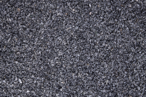 Granit Grau 1-3 mm – Nahaufnahme trocken (links) und nass (rechts) im Vergleich