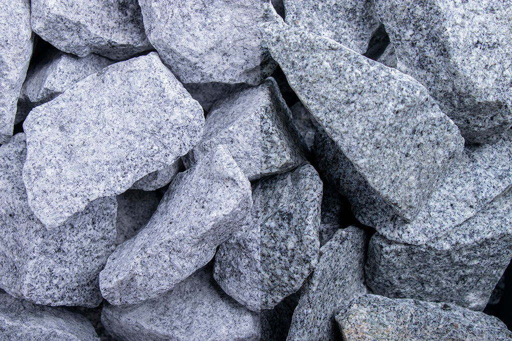 Granit Grau SS 32-56 mm – Nahaufnahme trocken (links) und nass (rechts) im Vergleich