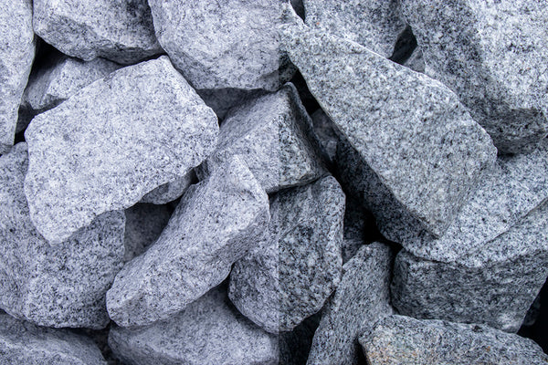 Granit Grau SS 32-56 mm – Nahaufnahme trocken (links) und nass (rechts) im Vergleich
