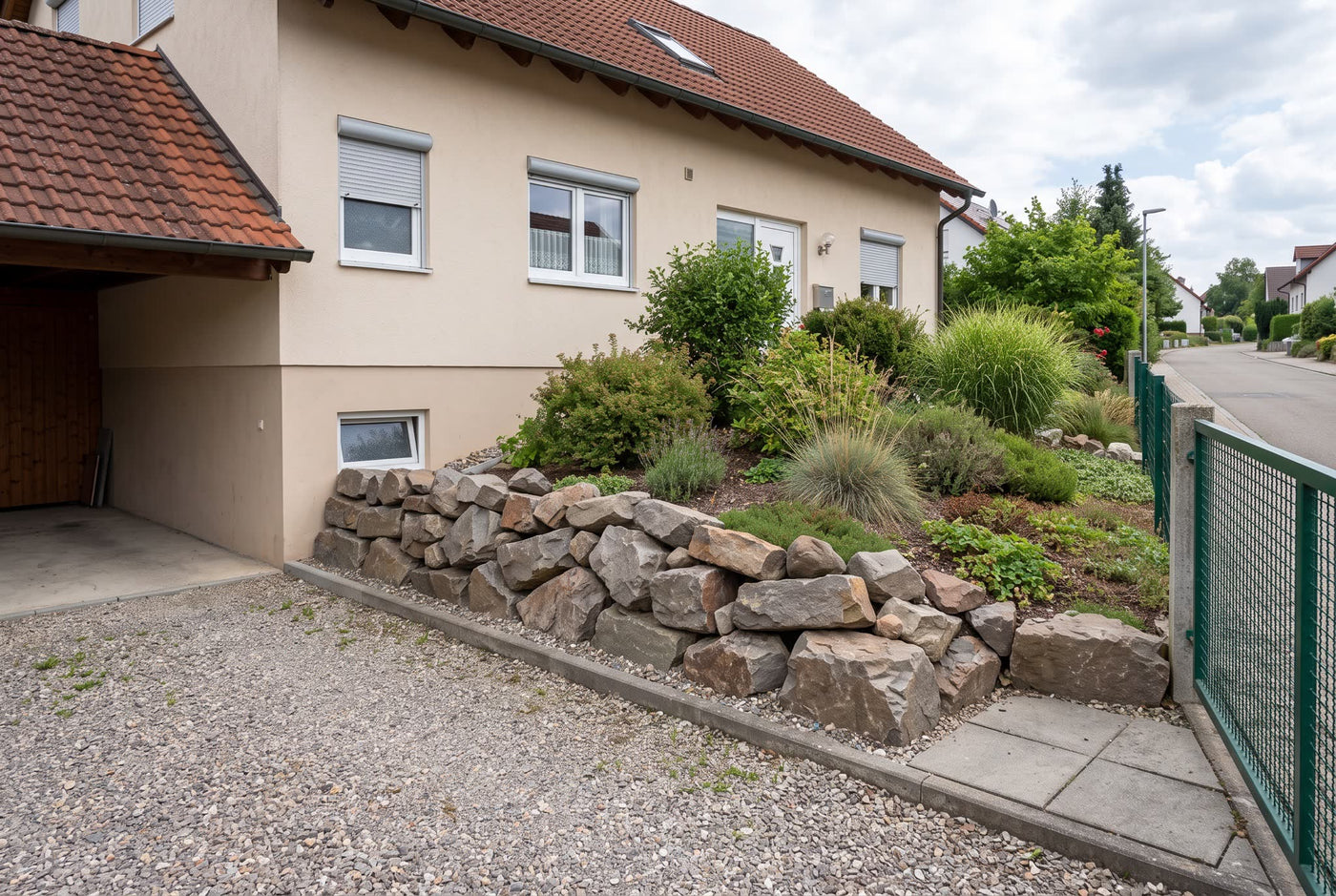 Grauwacke, 100-400 mm – Anwendungsbeispiel: als Einfahrt und Weg am Haus