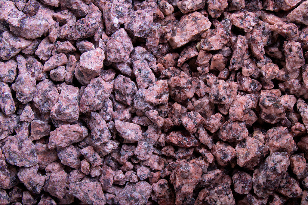 Irisch. Granit 8-16 mm – Nahaufnahme trocken (links) und nass (rechts) im Vergleich