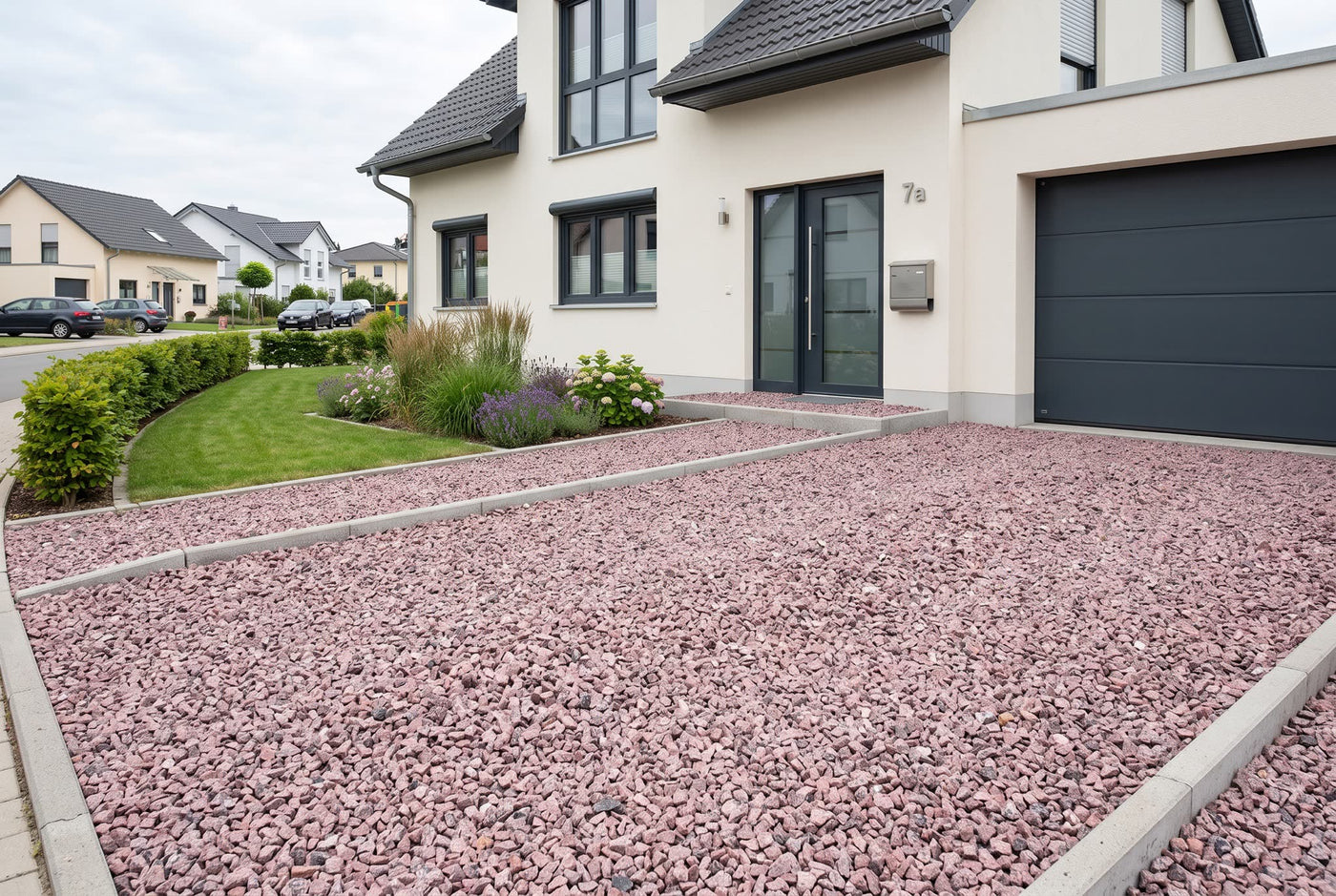 Irisch. Granit, 8-16 mm – Anwendungsbeispiel: als Einfahrt und Weg am Haus