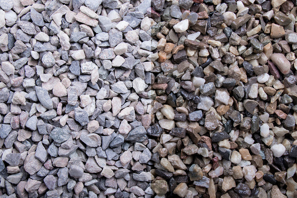 Island Splitt 5-8 mm – Nahaufnahme trocken (links) und nass (rechts) im Vergleich