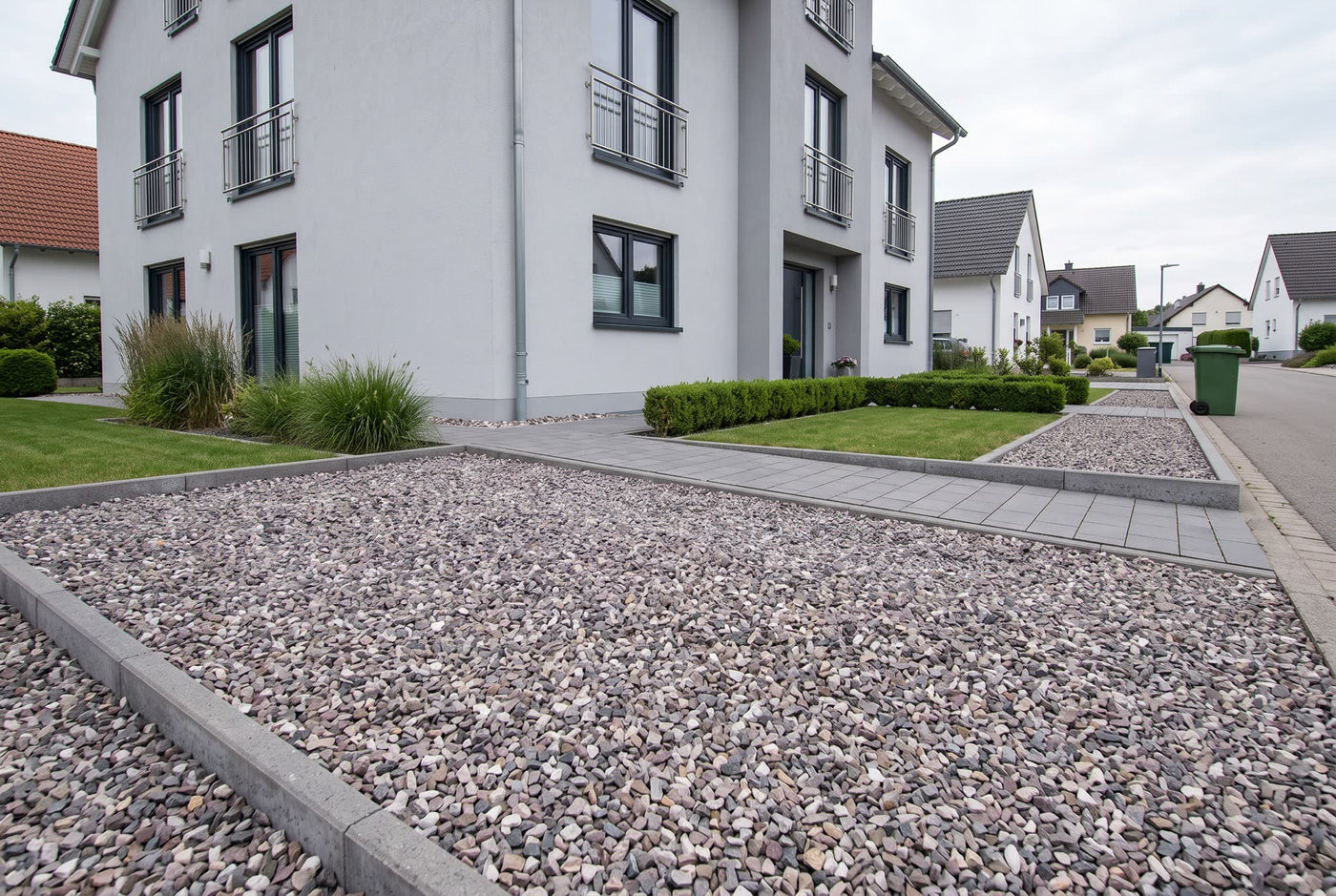 Island Splitt, 8-11 mm – Anwendungsbeispiel: als Einfahrt und Weg am Haus