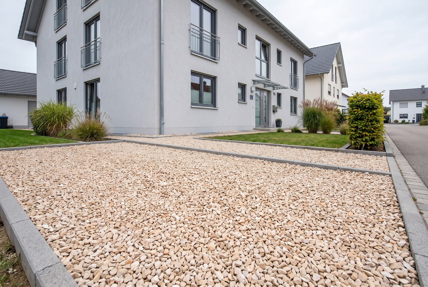 Jura Splitt, 8-11 mm – Anwendungsbeispiel: als Einfahrt und Weg am Haus