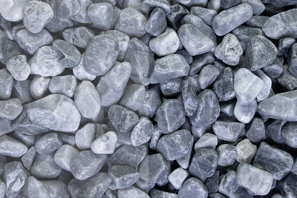 Kristall Blau getrommelt 15-25 mm – Nahaufnahme trocken (links) und nass (rechts) im Vergleich