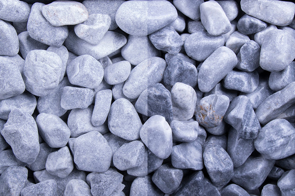 Kristall Blau getrommelt 40-60 mm – Nahaufnahme trocken (links) und nass (rechts) im Vergleich