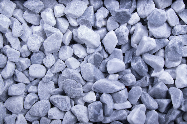 Kristall Blau getrommelt 8-16 mm – Nahaufnahme trocken (links) und nass (rechts) im Vergleich