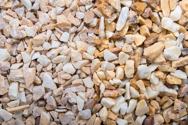 Kristall Gelb 8-12 mm – Nahaufnahme trocken (links) und nass (rechts) im Vergleich
