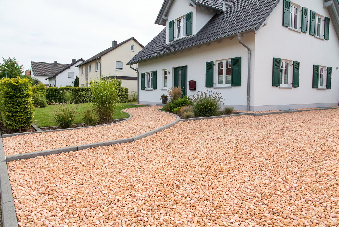 Mandarin Splitt, 4-8 mm – Anwendungsbeispiel: als Einfahrt und Weg am Haus