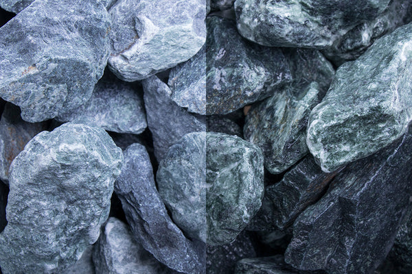 Marmor Grün SS 40-80 mm – Nahaufnahme trocken (links) und nass (rechts) im Vergleich