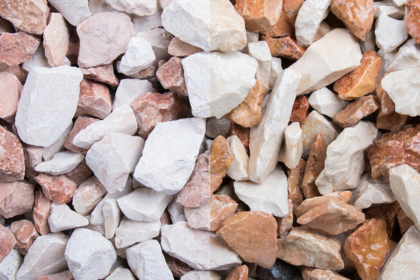 Mediterran Splitt 11-22 mm – Nahaufnahme trocken (links) und nass (rechts) im Vergleich