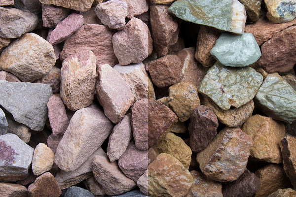Naturelsplitt 16-32 mm – Nahaufnahme trocken (links) und nass (rechts) im Vergleich