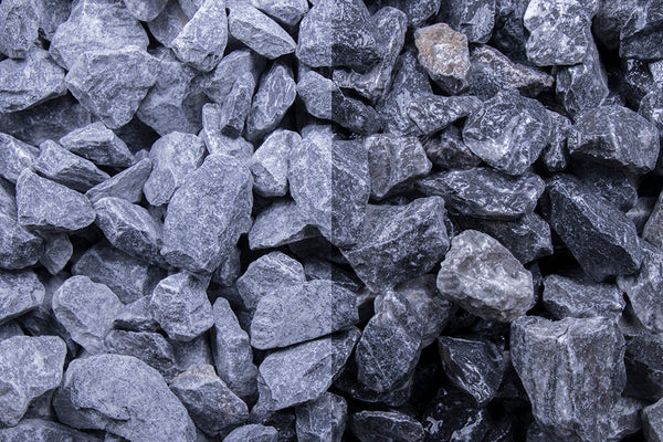 Nero Quarzit 16-32 mm – Nahaufnahme trocken (links) und nass (rechts) im Vergleich