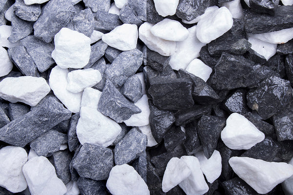 Pandasplitt 16-25 mm – Nahaufnahme trocken (links) und nass (rechts) im Vergleich