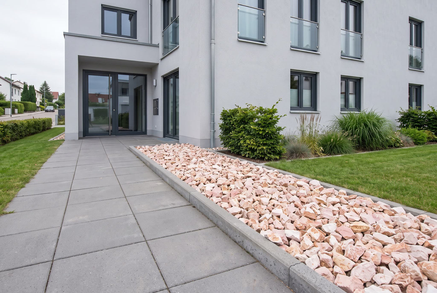 Rosa Corallo SS, 40-80 mm – Anwendungsbeispiel: im Zierkiesbeet am Haus