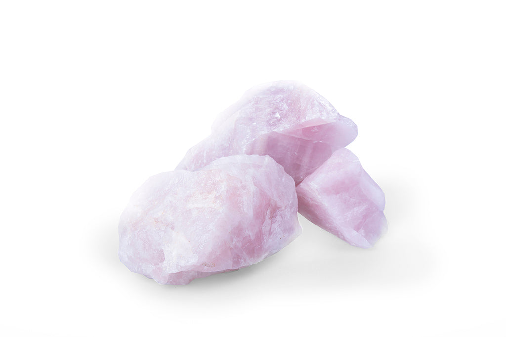Rosenquarz Bruchsteine rosa, nass fotografiert
