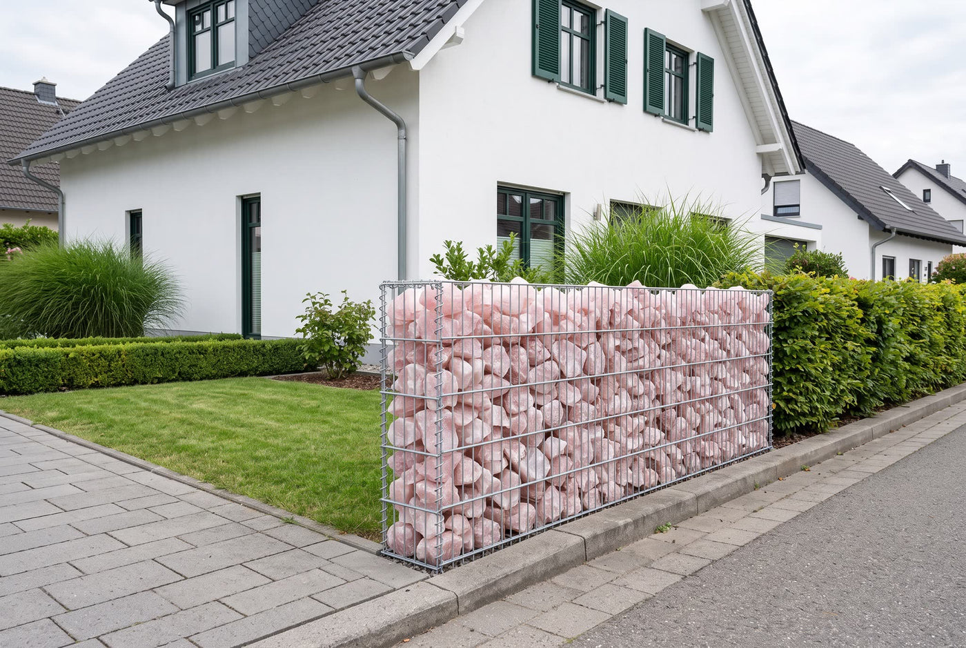 Rosenquarz GS, 60-120 mm – Anwendungsbeispiel: in einer Gabionenwand