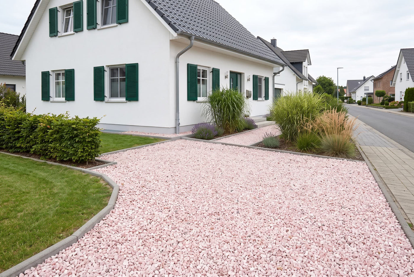 Rosenquarz Splitt, 10-30 mm – Anwendungsbeispiel: als Einfahrt und Weg am Haus
