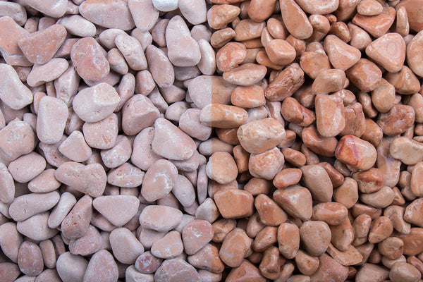 Rosso Verona getrommelt 7-15 mm – Nahaufnahme trocken (links) und nass (rechts) im Vergleich