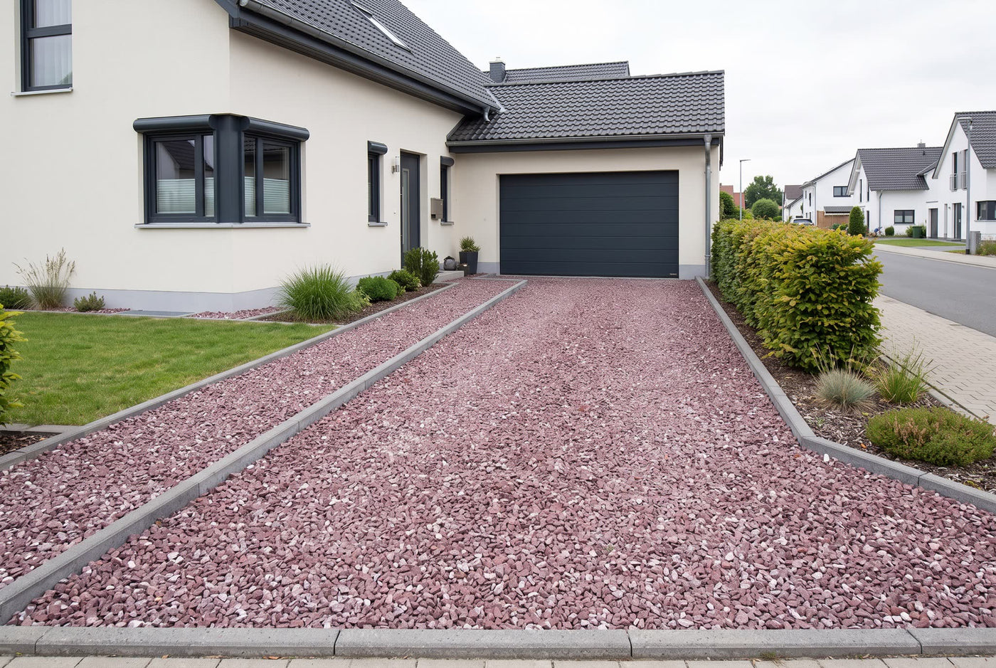 Rouge Royal Splitt, 8-16 mm – Anwendungsbeispiel: als Einfahrt und Weg am Haus