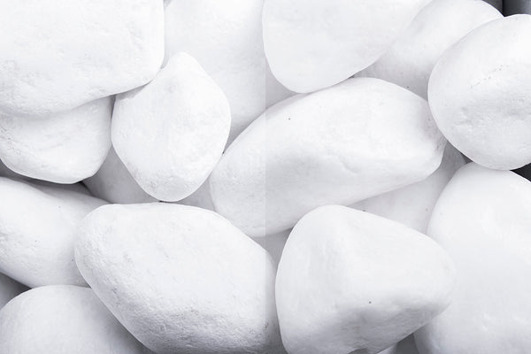 Schneeweiss getrommelt 40-60 mm – Nahaufnahme trocken (links) und nass (rechts) im Vergleich