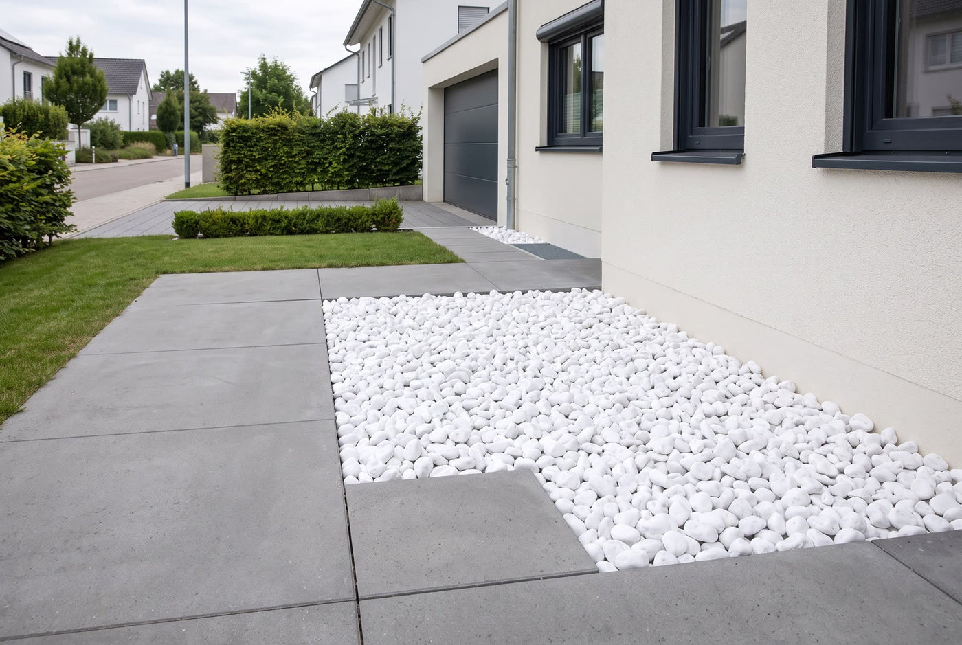 Schneeweiss getrommelt, 40-60 mm – Anwendungsbeispiel: als Einfahrt und Weg am Haus