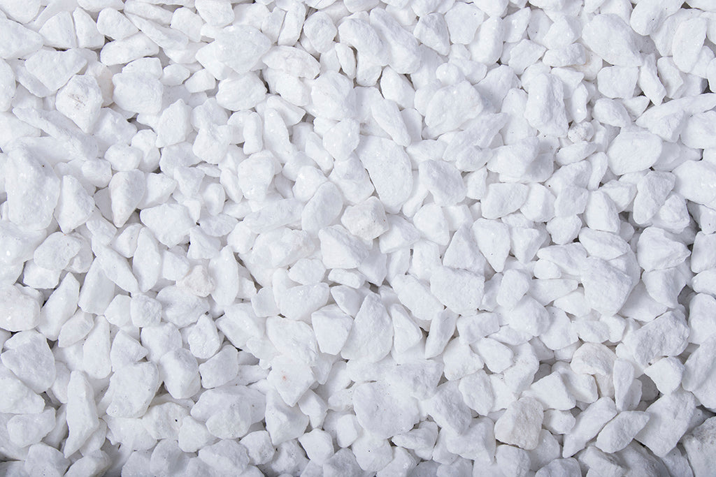 Schneeweiss 8-12 mm – Nahaufnahme trocken (links) und nass (rechts) im Vergleich